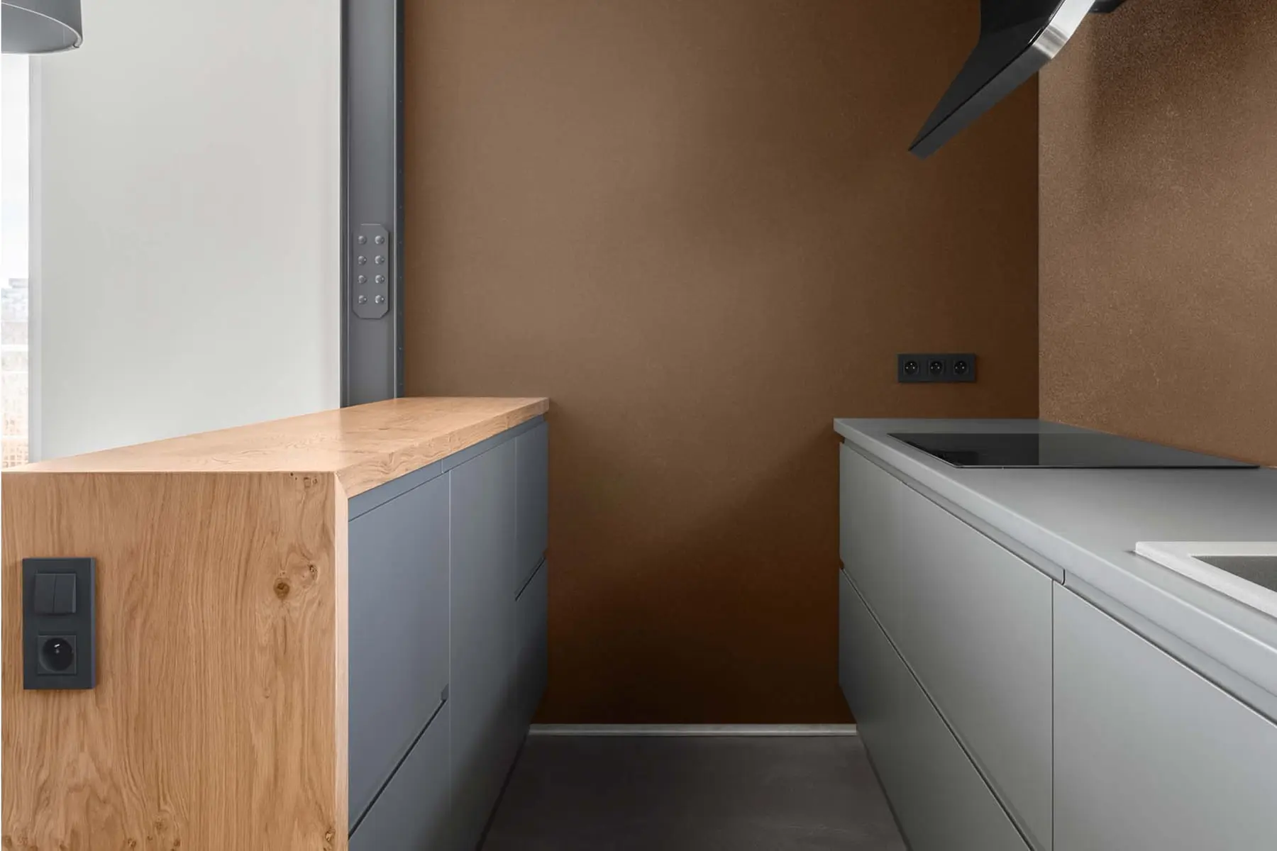 Kitchen with island and ready-to-use microcement wall