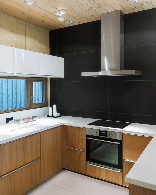 Peinture pour carreaux noirs sur le mur de la cuisine