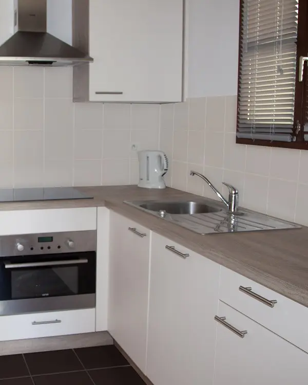 Peinture pour carrelage beige sur le mur de la cuisine
