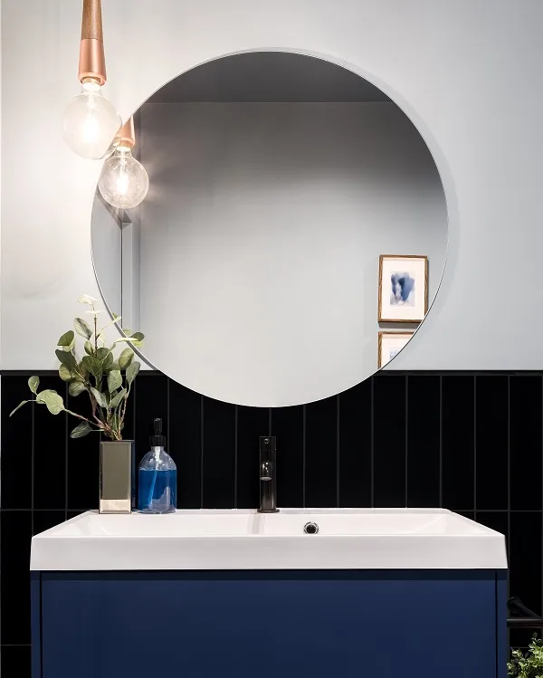 Peinture noire pour carrelage de salle de bains